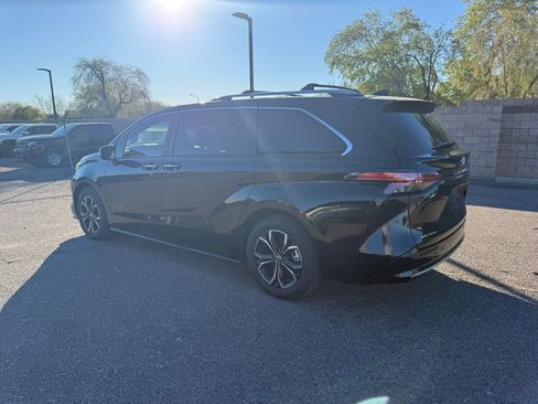 Used 2025 Toyota Sienna Platinum image 7