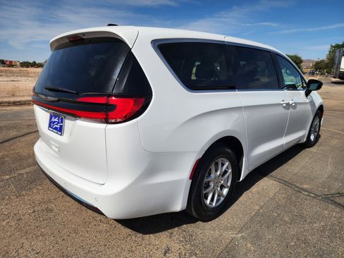 Used 2024 Chrysler Pacifica Touring-L FWD image 5