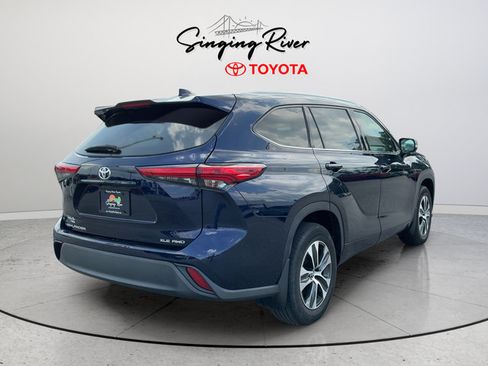 Used 2021 Toyota Highlander XLE AWD/4WD image 7