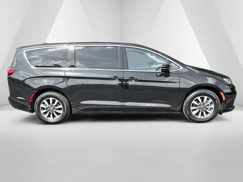 Used 2023 Chrysler Pacifica Touring-L FWD image 8