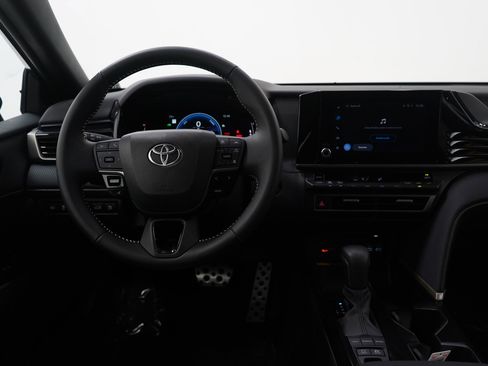 Used 2025 Toyota Camry SE image 12