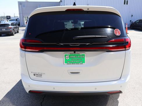 New 2027 Chrysler Pacifica Select FWD image 4