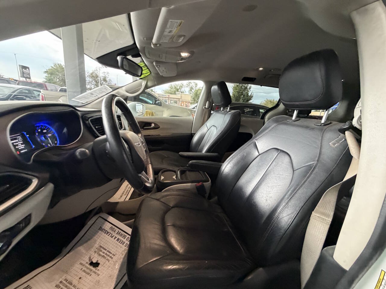 Used 2017 Chrysler Pacifica Touring-L FWD image 11