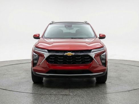 Used 2025 Chevrolet Trax LT w/ LT Convenience Package FWD image 2