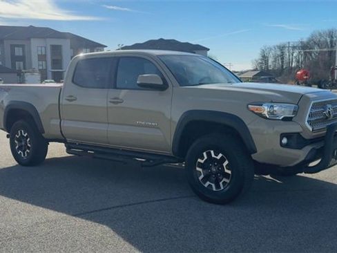 Used 2016 Toyota Tacoma TRD Off-Road image 2