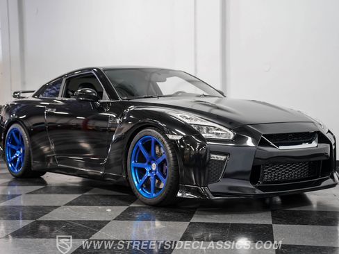 Used 2013 Nissan GT-R Premium image 16