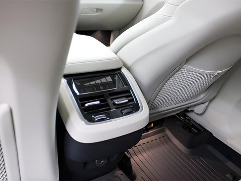 Certified 2025 Volvo XC60 B5 Ultra w/ Climate Package image 22