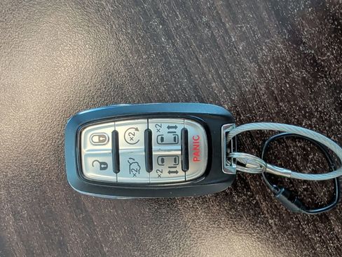 Used 2025 Chrysler Pacifica Select image 10