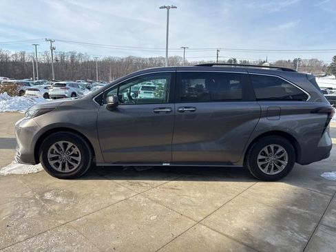 Used 2024 Toyota Sienna XLE image 4
