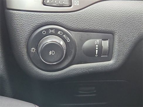 Used 2019 Jeep Cherokee Latitude w/ Popular Appearance Group image 16