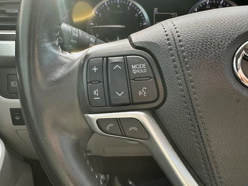 Used 2019 Toyota Highlander XLE image 28