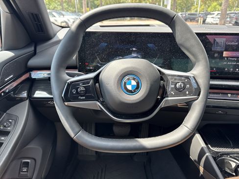 Used 2025 BMW i5 eDrive40i w/ Premium Package image 17