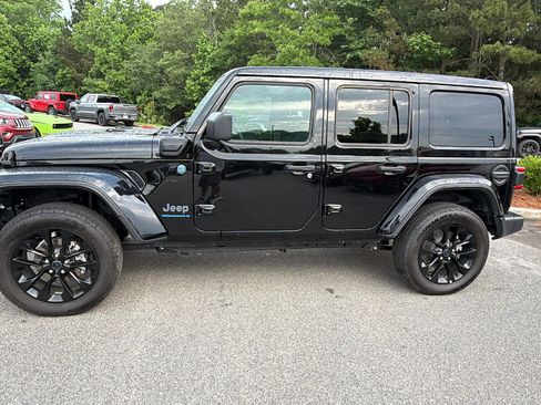 Used 2025 Jeep Wrangler Unlimited Sahara w/ Safety Group AWD/4WD image 11