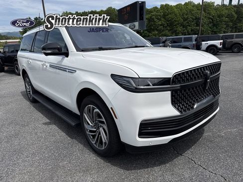 Used 2025 Lincoln Navigator L Reserve AWD/4WD image 1