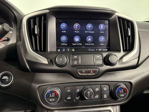 Used 2024 GMC Terrain SLT image 25