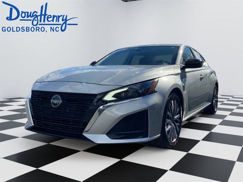 Used 2024 Nissan Altima 2.5 SV image 1