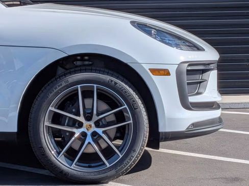 Certified 2025 Porsche Macan AWD/4WD image 11