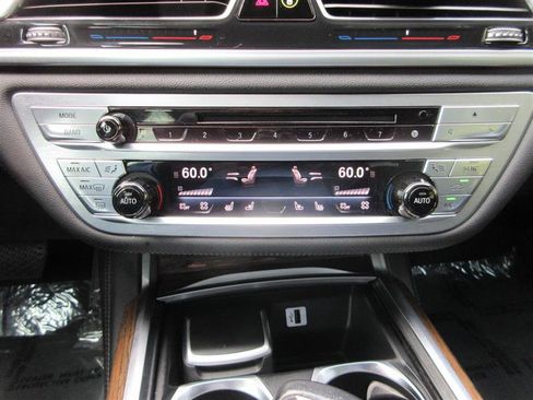 Used 2018 BMW 750i xDrive image 19
