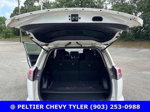 Used 2018 Toyota RAV4 LE FWD image 21