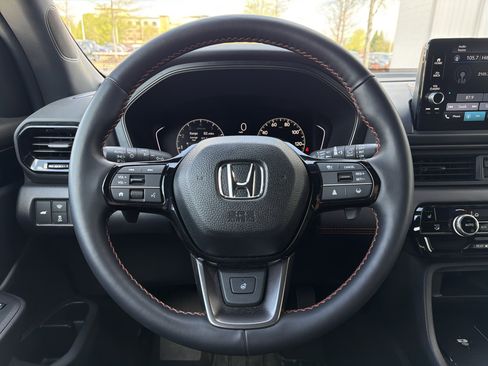 Certified 2025 Honda Pilot TrailSport image 17