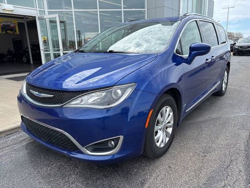 Certified 2018 Chrysler Pacifica Touring-L image 2