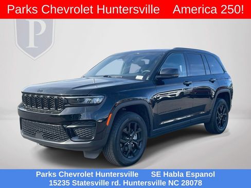 Used 2025 Jeep Grand Cherokee Altitude AWD/4WD image 3