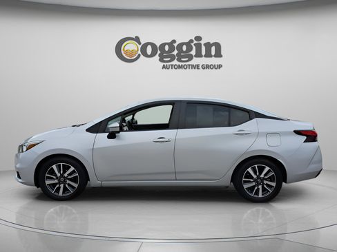 Used 2020 Nissan Versa SV image 2