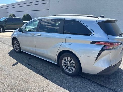 Used 2021 Toyota Sienna XLE w/ XLE Plus Package FWD image 4