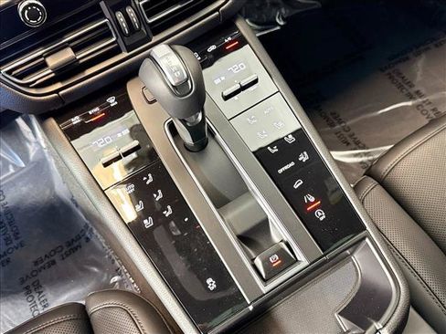 Certified 2026 Porsche Macan AWD/4WD image 18