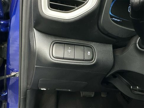 Used 2025 Hyundai Venue Limited image 30