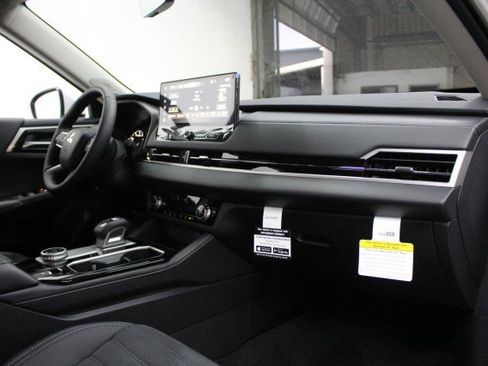 New 2026 Mitsubishi Outlander SE image 17