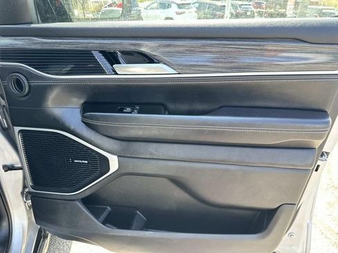Certified 2024 Jeep Wagoneer Series II w/ Flexible Seating Group AWD/4WD image 9