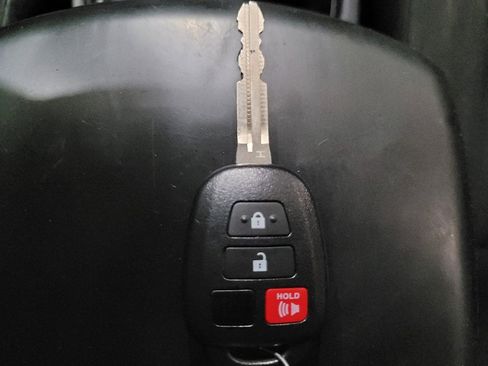 Used 2018 Toyota RAV4 LE FWD image 32