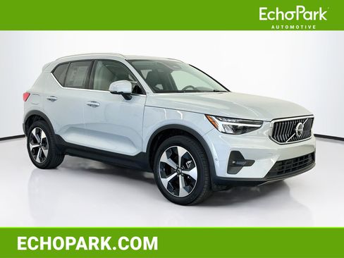 Used 2025 Volvo XC40 B5 Plus AWD/4WD image 1