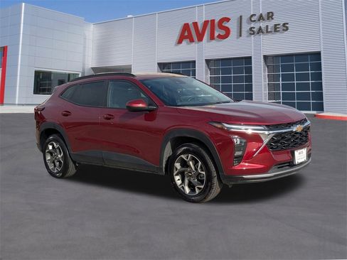 Used 2025 Chevrolet Trax LT w/ LT Convenience Package image 3