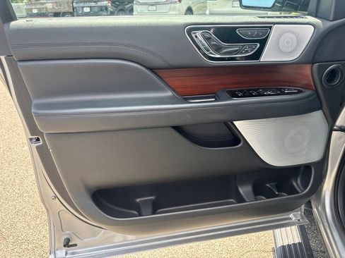 Used 2022 Lincoln Navigator Reserve AWD/4WD image 9