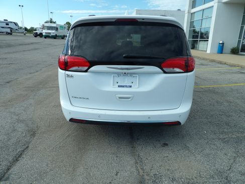Used 2017 Chrysler Pacifica Touring-L FWD image 7