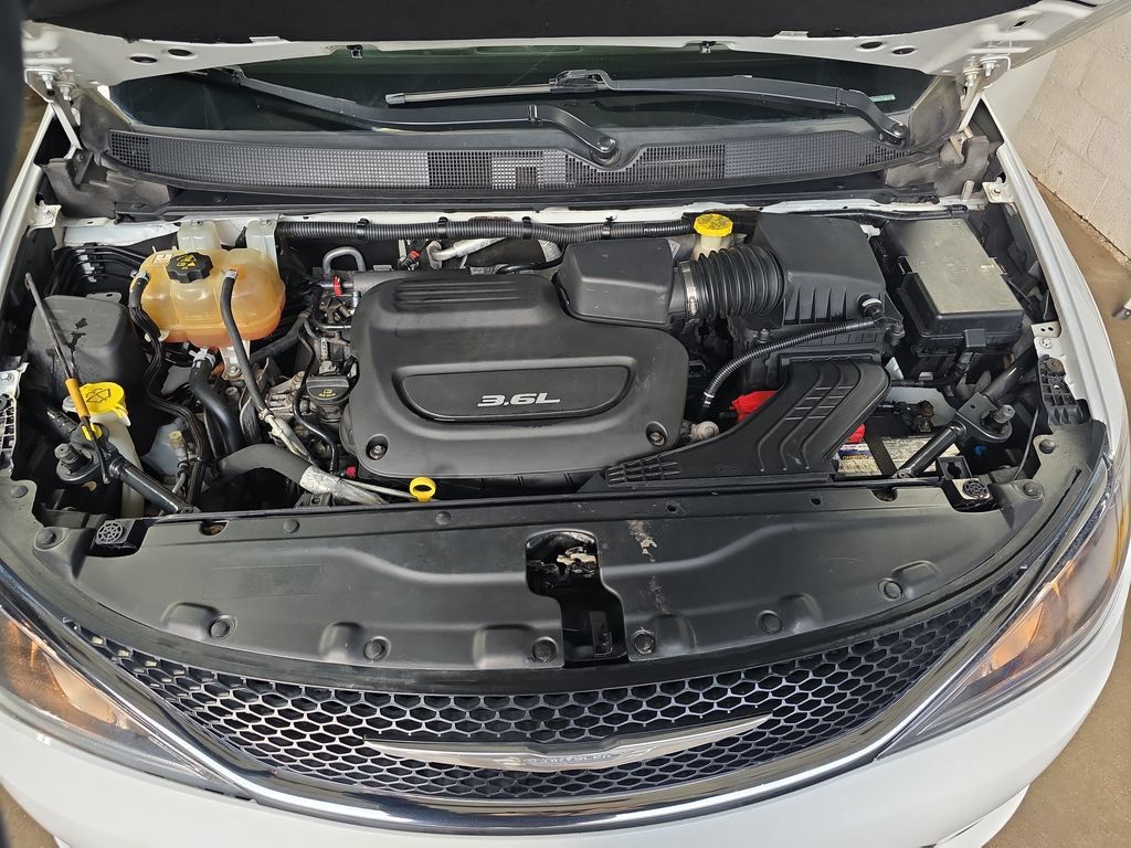 Used 2017 Chrysler Pacifica Touring-L w/ Tire & Wheel Group FWD image 31