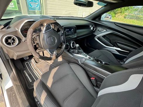 Used 2017 Chevrolet Camaro LT RWD image 9