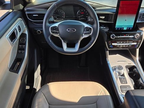 Used 2023 Ford Explorer Limited w/ Limited Technology Package RWD image 7