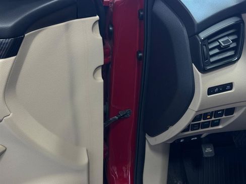 Used 2017 Nissan Rogue SL AWD/4WD image 26
