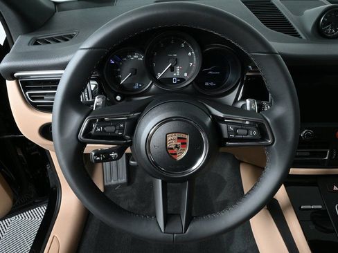Certified 2025 Porsche Macan image 9