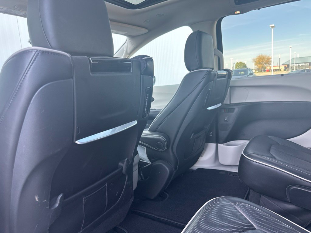 Used 2023 Chrysler Pacifica Limited w/ Uconnect Theater Family Group FWD image 18