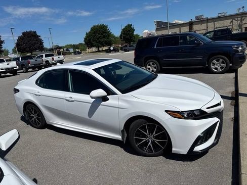 Used 2021 Toyota Camry SE w/ Convenience Package FWD image 4