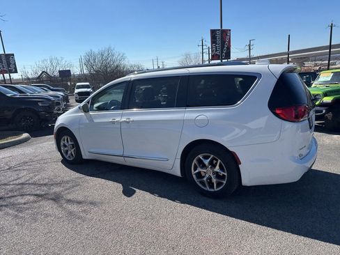 Used 2018 Chrysler Pacifica Limited image 9