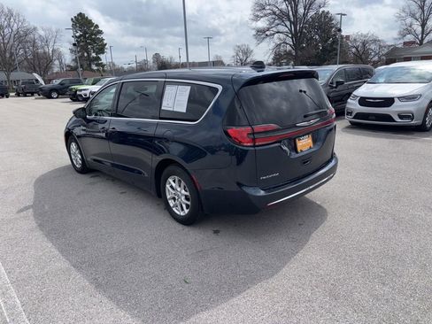 Used 2023 Chrysler Pacifica Touring-L image 3