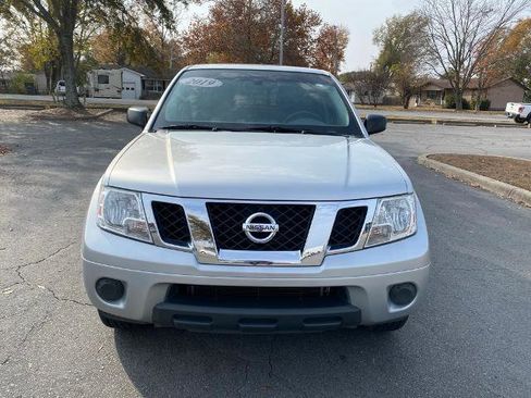 Used 2019 Nissan Frontier SV image 2