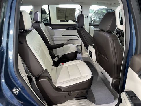Used 2025 GMC Acadia Denali w/ Super Cruise Package FWD image 12