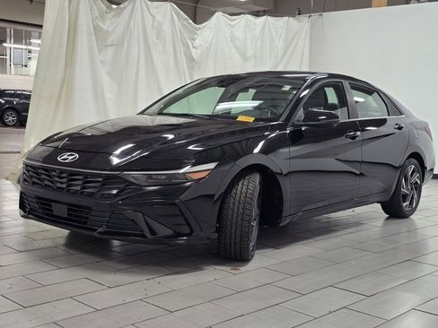 Used 2024 Hyundai Elantra Limited image 14