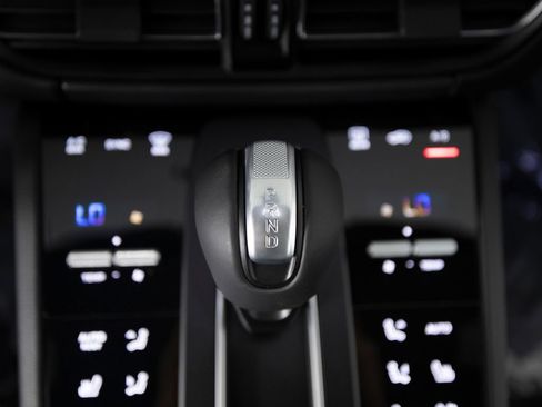 Certified 2026 Porsche Macan AWD/4WD image 28
